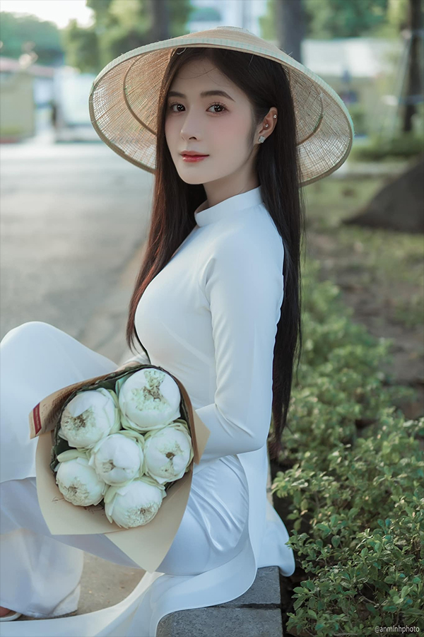 Quỳnh Alee quyến rũ trong chiếc áo dài trắng